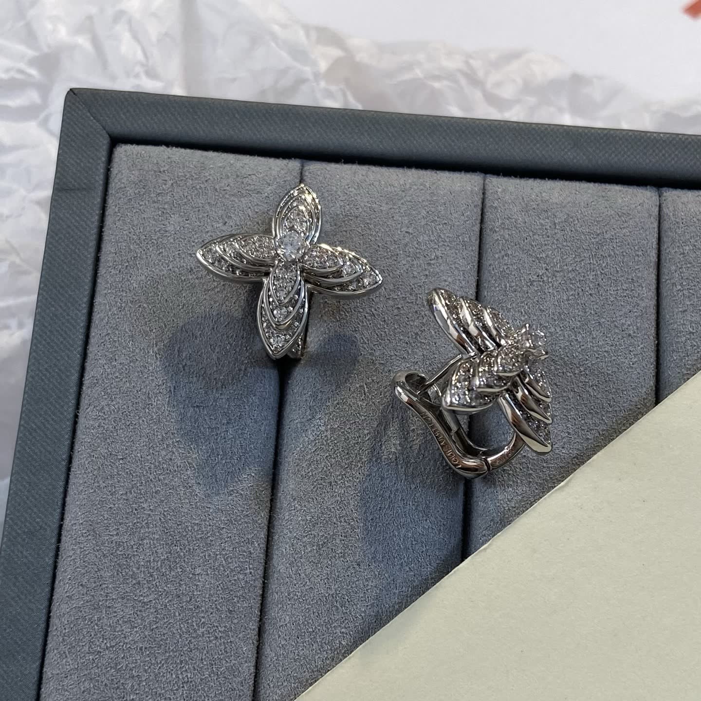 Louis Vuitton Silver Flower Stud Earrings-LE0813